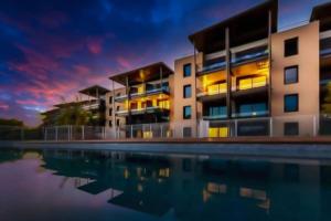 - un bâtiment à côté de la piscine la nuit dans l'établissement A7- 2 bdr partial sea view AC parking terrace pool, à Antibes