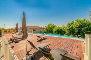 une terrasse avec des chaises et des parasols, ainsi qu'une piscine dans l'établissement A7- 2 bdr partial sea view AC parking terrace pool, à Antibes