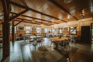 Restoran ili neka druga zalogajnica u objektu Charming Slovenia - Herbal Glamping Resort Ljubno