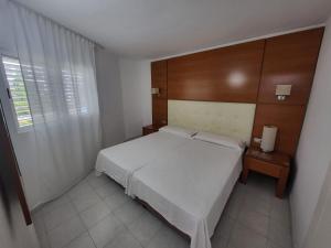 プラヤ・デ・ラス・アメリカスにあるCozy Apartment near the beachのベッドルーム(大きな白いベッド1台、窓付)