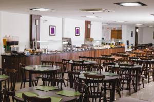 فندق ألماري في فلوريانوبوليس: غرفة طعام مع طاولات وكراسي وكاونتر