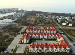 widok z góry na budynek z czerwonymi dachami w obiekcie DreamHouse Apartament Baltic Amber Jagiellońska Darłówko Wschodnie w Darłówku