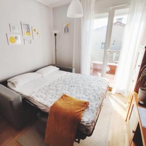a small bedroom with a bed and a window at Apartamento Carril - Camiño do Carro in Vilagarcia de Arousa