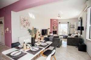 een eetkamer en een woonkamer met een tafel en stoelen bij Nikos Apartments Spacious and Panoramic in Argostoli