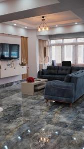 uma sala de estar com dois sofás e uma televisão em Pamukkale Apollon Garden em Denizli