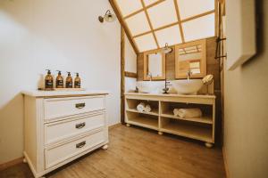 uma casa de banho com 2 lavatórios e um espelho em Charming Slovenia - Herbal Glamping Resort Ljubno em Ljubno