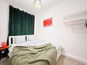 um quarto com uma cama com uma cortina verde em Charming 3 Bedrooms Near Vienna Central Station Apartment em Viena