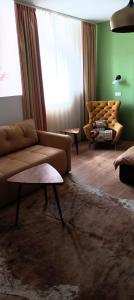 sala de estar con sofá y ventana en Guest House Klaudija, en Trogir