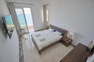 帕福斯的住宿－Olymp Luxury Villa D，一间卧室配有一张床,享有海景