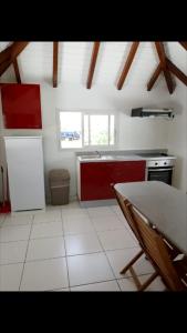 Kuchyň nebo kuchyňský kout v ubytování Appartement charmant à Petit-Canal