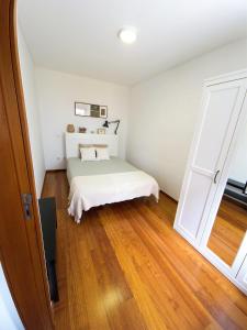 une chambre avec un lit et une porte ouverte dans l'établissement Charming Pedra, à Braga