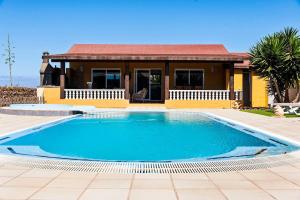 コティージョにある2 bedrooms villa with sea view private pool and jacuzzi at El Roque 1 km away from the beachの家の前のスイミングプール