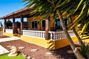 コティージョにある2 bedrooms villa with sea view private pool and jacuzzi at El Roque 1 km away from the beachの犬の家