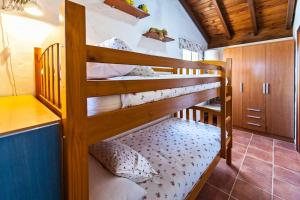 コティージョにある2 bedrooms villa with sea view private pool and jacuzzi at El Roque 1 km away from the beachの二段ベッド2組が備わる客室です。