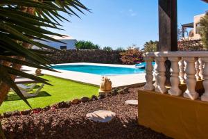 Bazén v ubytovaní Charming Villa with Sea View in El Roque, Private Pool alebo v jeho blízkosti