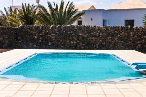 Bazén v ubytovaní Charming Villa with Sea View in El Roque, Private Pool alebo v jeho blízkosti