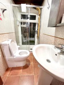 Kúpeľňa v ubytovaní Charming Villa with Sea View in El Roque, Private Pool