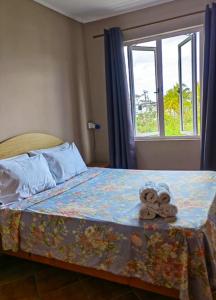 een slaapkamer met een bed met twee handdoeken erop bij 2 bedrooms apartement with furnished terrace and wifi at Trou aux Biches 1 km away from the beach in Trou aux Biches