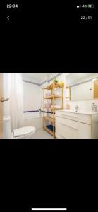 Ένα μπάνιο στο Elegant Villa in Alicante with Pool