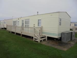 a row of mobile homes parked in a yard at 6 Berth on Golden Sands (Celebration) in Ingoldmells