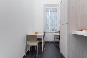 a kitchen with a table and chairs and a window at Velvet Rooms in Rome