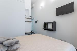 1 dormitorio con 1 cama y TV en la pared en Velvet Rooms, en Roma