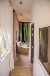 ein Wohnzimmer mit einem Sofa und einem Fenster in der Unterkunft Spacious fancy house/centrally located in Hinkong