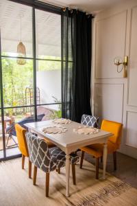 ein Esszimmer mit einem Tisch und Stühlen in der Unterkunft Spacious fancy house/centrally located in Hinkong