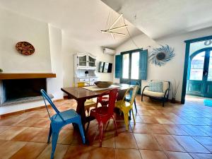a dining room with a table and chairs at Jennas-Grecale Apartment in Àrbatax +17 photos
