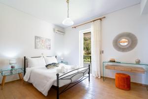Ένα ή περισσότερα κρεβάτια σε δωμάτιο στο A 5 bedroom villa with pool & amazing sea view!