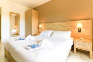 ein Schlafzimmer mit 2 Betten und Handtüchern darauf in der Unterkunft SELECT SO HOME - Magnifique appartement dans une résidence avec piscine et à proximité des plages - POS35 in Bormes-les-Mimosas