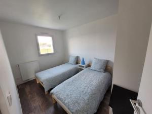 1 Schlafzimmer mit 2 Betten und einem Fenster in der Unterkunft Maison de ville neuve in Les Essarts