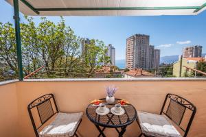 einen Tisch und Stühle auf einem Balkon mit Aussicht in der Unterkunft Apartment Terrazzo in Rijeka