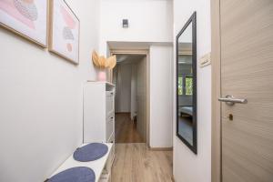 Zimmer mit einem Flur mit einem Spiegel und einer Tür in der Unterkunft Apartment Terrazzo in Rijeka