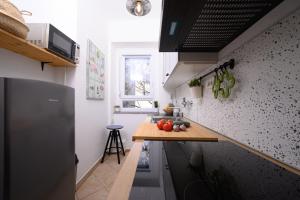 eine Küche mit einer Theke mit Obst darauf in der Unterkunft Apartment Terrazzo in Rijeka