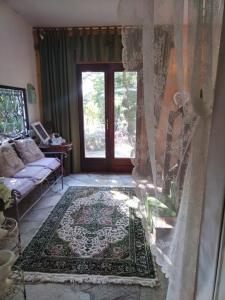 sala de estar con sofá y puerta de cristal en Cuore Verde, en Cavour