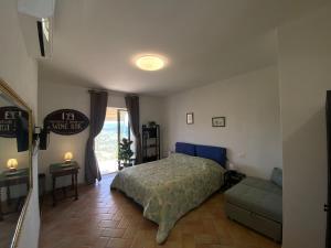 una camera con letto, divano e finestra di Nettare e Ambrosia a Montiano