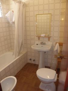 a bathroom with a sink and a toilet and a tub at Hotel Jardín in Oropesa del Mar