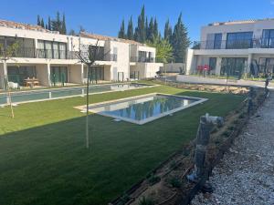 Bazén v ubytovaní Les Papillons du Ventoux - Le Myrtil- éénslaapkamerappartement met terras en tuin alebo v jeho blízkosti