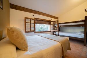 a bedroom with two bunk beds and a window at Casas Rurales Los Olivos in Alcalá del Júcar