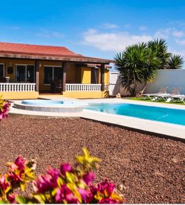 Bazén v ubytovaní Charming Villa with Sea View in El Roque, Private Pool alebo v jeho blízkosti