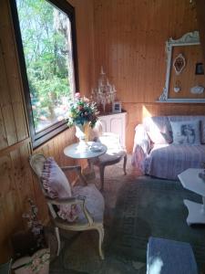 カヴールにあるCuore Verdeのテーブルとベッド、窓が備わる客室です。