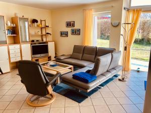 ein Wohnzimmer mit einer Couch und einem Tisch in der Unterkunft Amselstern Binz in Binz