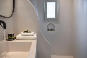 Uma casa de banho em Akra Suites & Spa