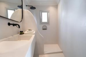 Uma casa de banho em Akra Suites & Spa