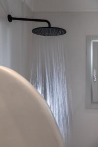 Uma casa de banho em Akra Suites & Spa