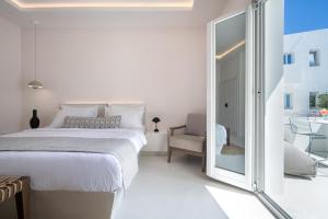 Uma cama ou camas num quarto em Akra Suites & Spa