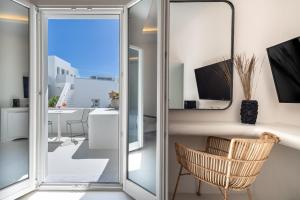Uma televisão e/ou sistema de entretenimento em Akra Suites & Spa