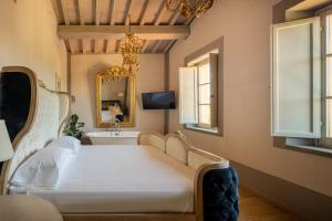 a bedroom with a bed and a sink and a mirror at Residenza Il Colle in Impruneta