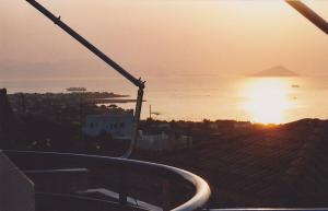 アイギナにあるAsterias Apartmentsの船上から夕日を望めます。